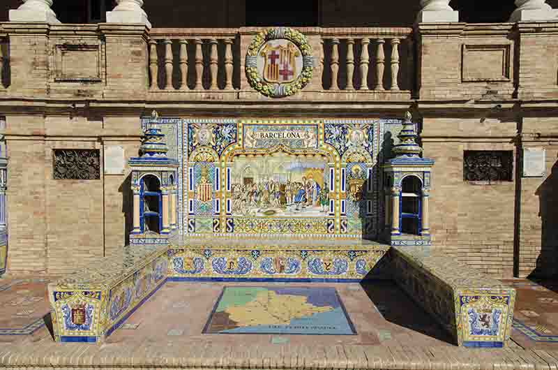Sevilla 046 - parque de María Luisa - plaza de España - banco de Barcelona.jpg